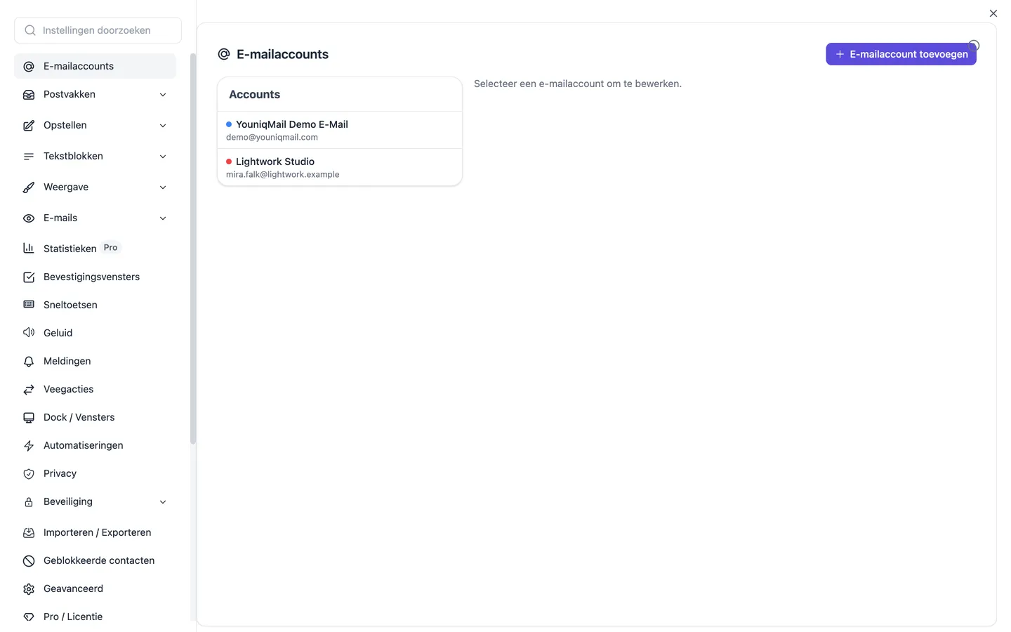 Het accountbeheer in de instellingen: ingestelde accounts met weergavenaam en adres, plus de knop om een account toe te voegen