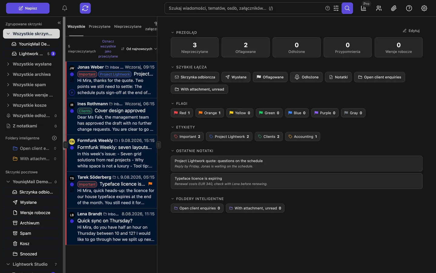 Pasek boczny YouniqMail ze zgrupowanymi skrzynkami, folderami inteligentnymi i folderami poszczególnych kont, obok lista wiadomości i panel z etykietami i flagami