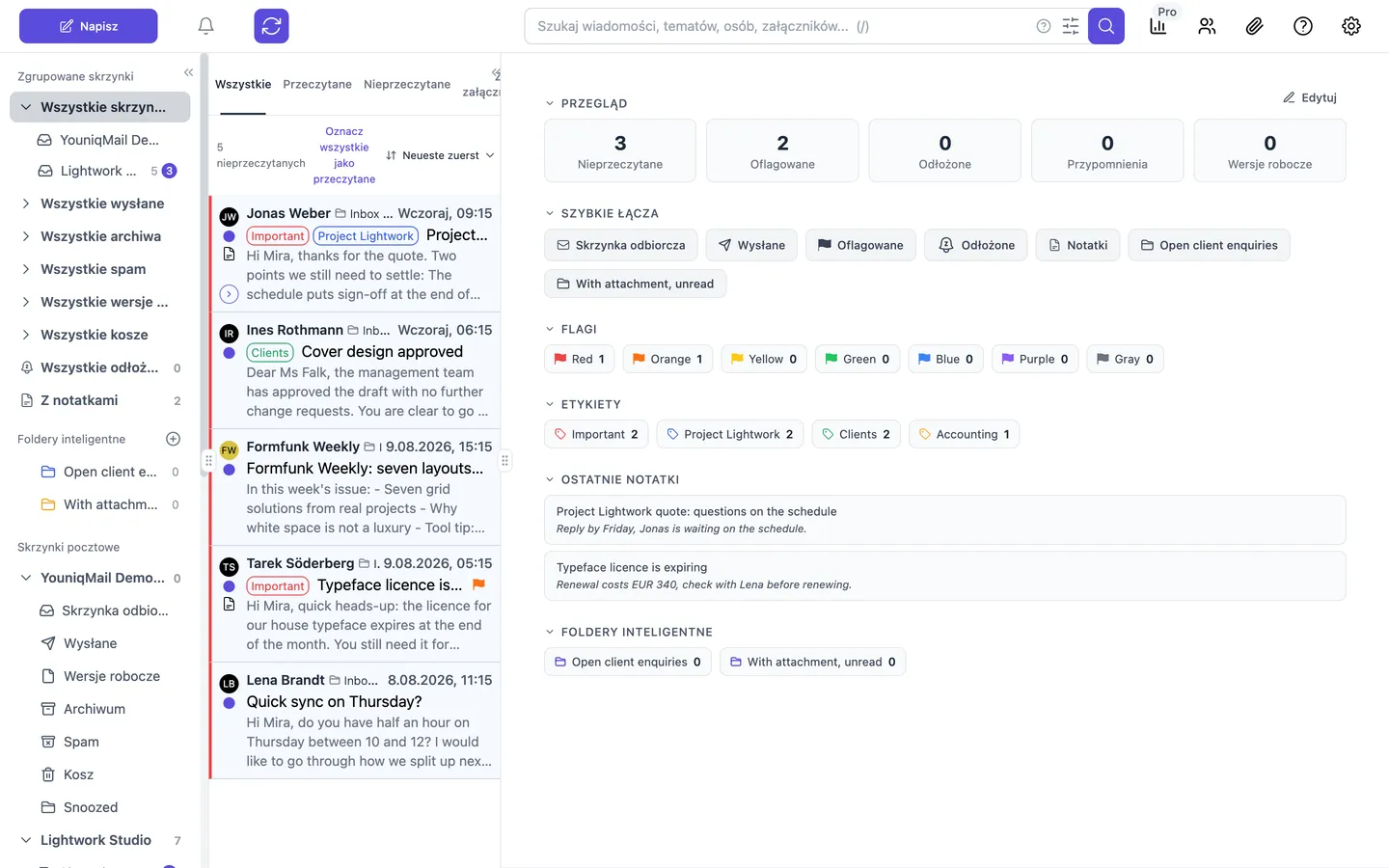Pasek boczny YouniqMail ze zgrupowanymi skrzynkami, folderami inteligentnymi i folderami poszczególnych kont, obok lista wiadomości i panel z etykietami i flagami