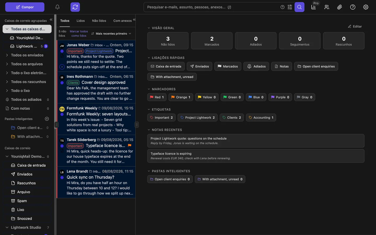 A janela principal do YouniqMail: à esquerda a barra lateral com caixas de correio agrupadas, pastas inteligentes e contas, ao centro a lista de mensagens, à direita o painel com visão geral, acesso rápido, marcadores e notas
