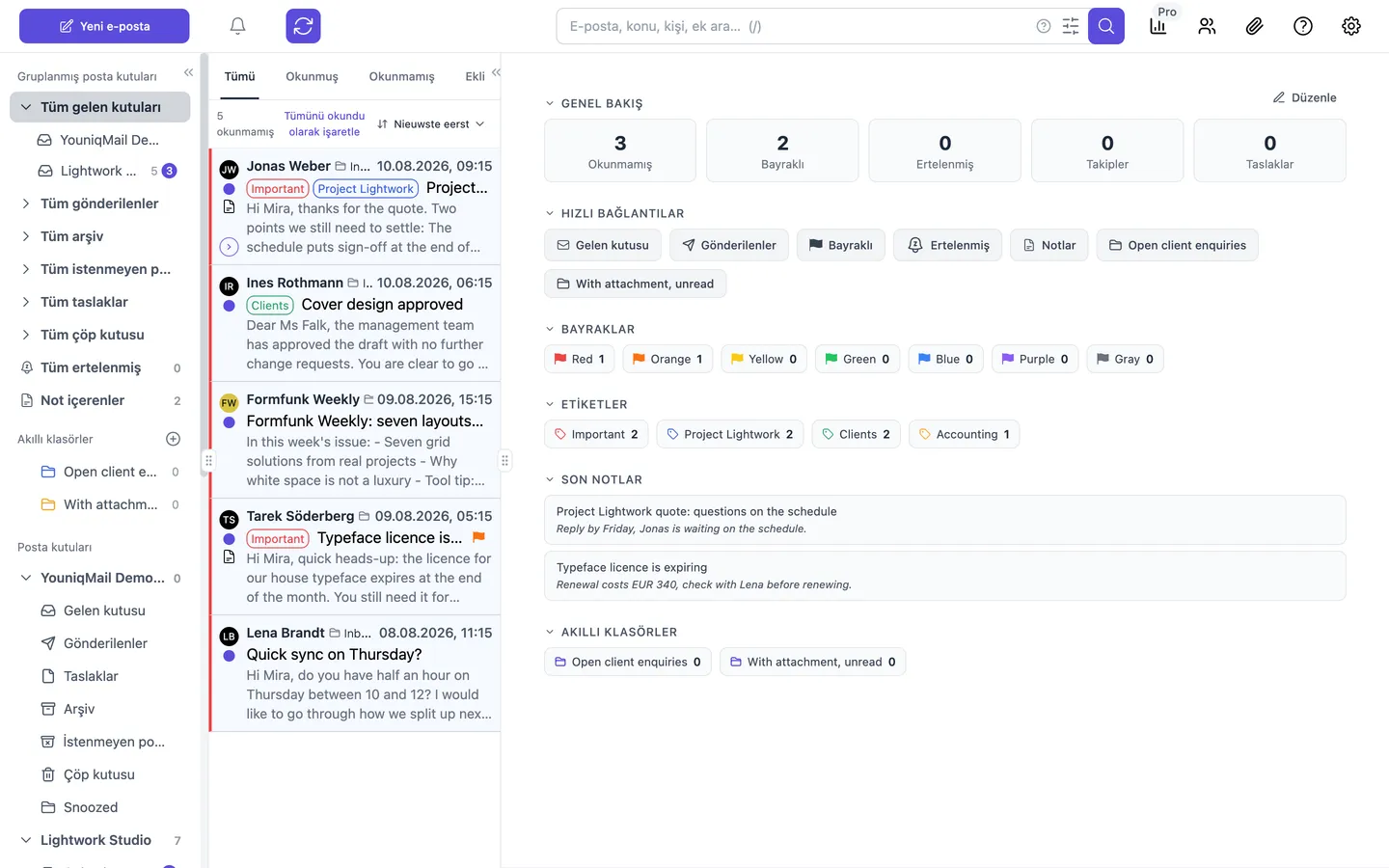YouniqMail'in kenar çubuğu: gruplandırılmış posta kutuları, akıllı klasörler ve tek tek hesapların klasörleri, yanında ileti listesi ve etiketlerle bayrakları gösteren pano