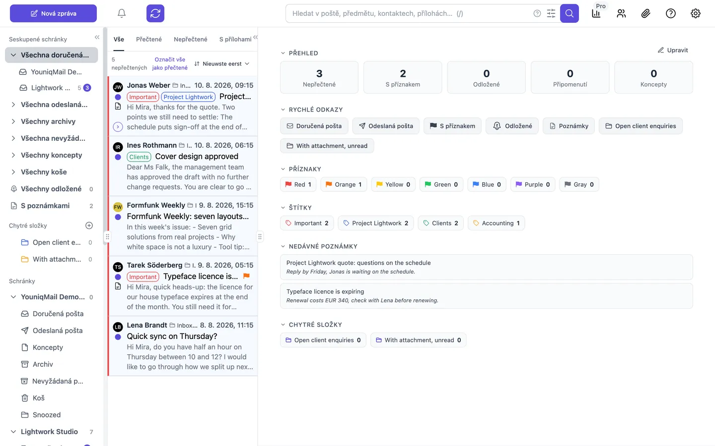 Postranní panel aplikace YouniqMail se seskupenými schránkami, chytrými složkami a složkami jednotlivých účtů, vedle něj seznam zpráv a přehled se štítky a příznaky