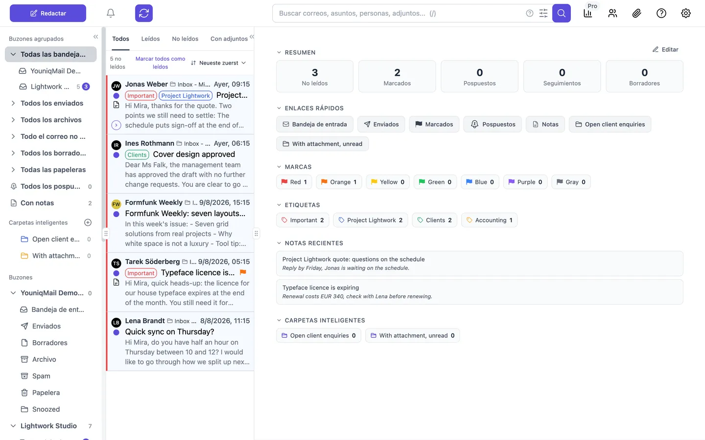 La barra lateral de YouniqMail con los buzones agrupados, las carpetas inteligentes y las carpetas de cada cuenta, junto a la lista de mensajes y el panel con etiquetas y marcas