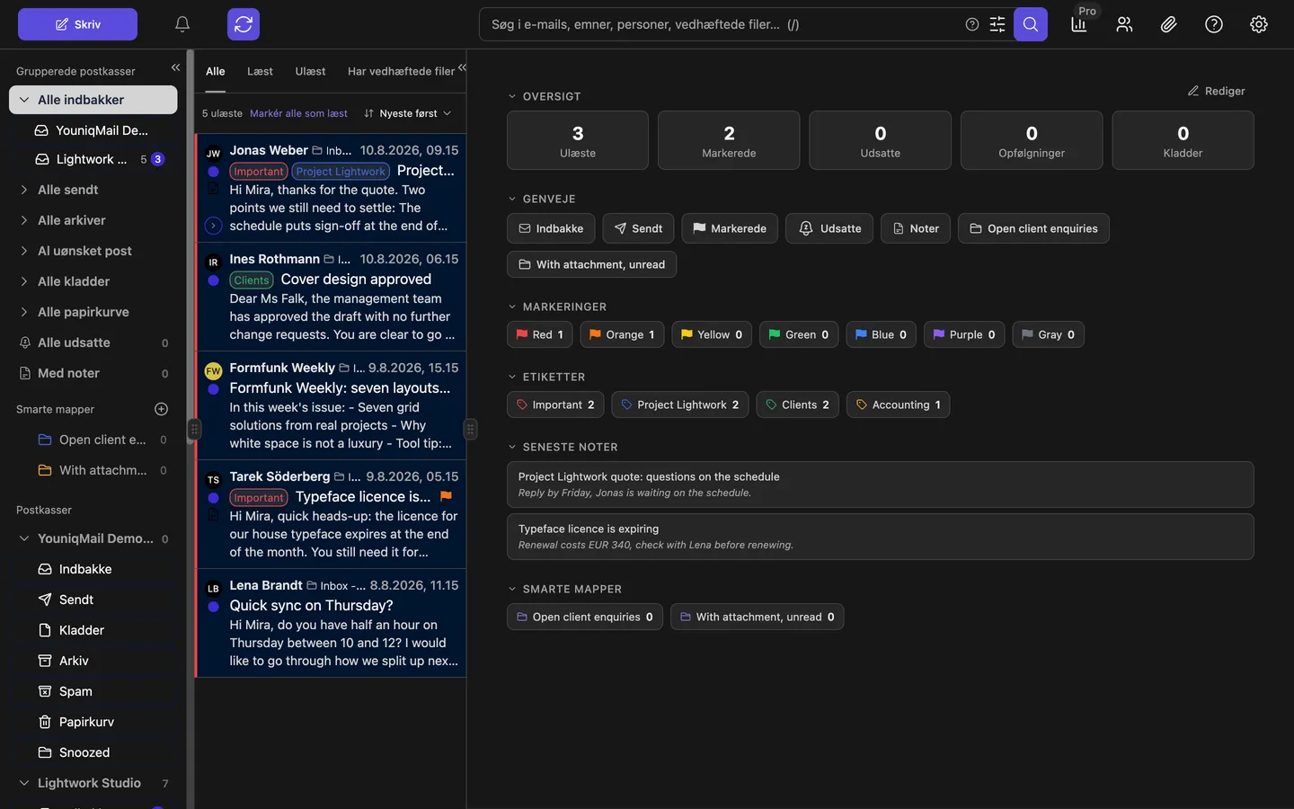 YouniqMails sidebjælke med grupperede postkasser, smarte mapper og de enkelte kontiers mapper, ved siden af beskedlisten og instrumentbrættet med etiketter og markeringer