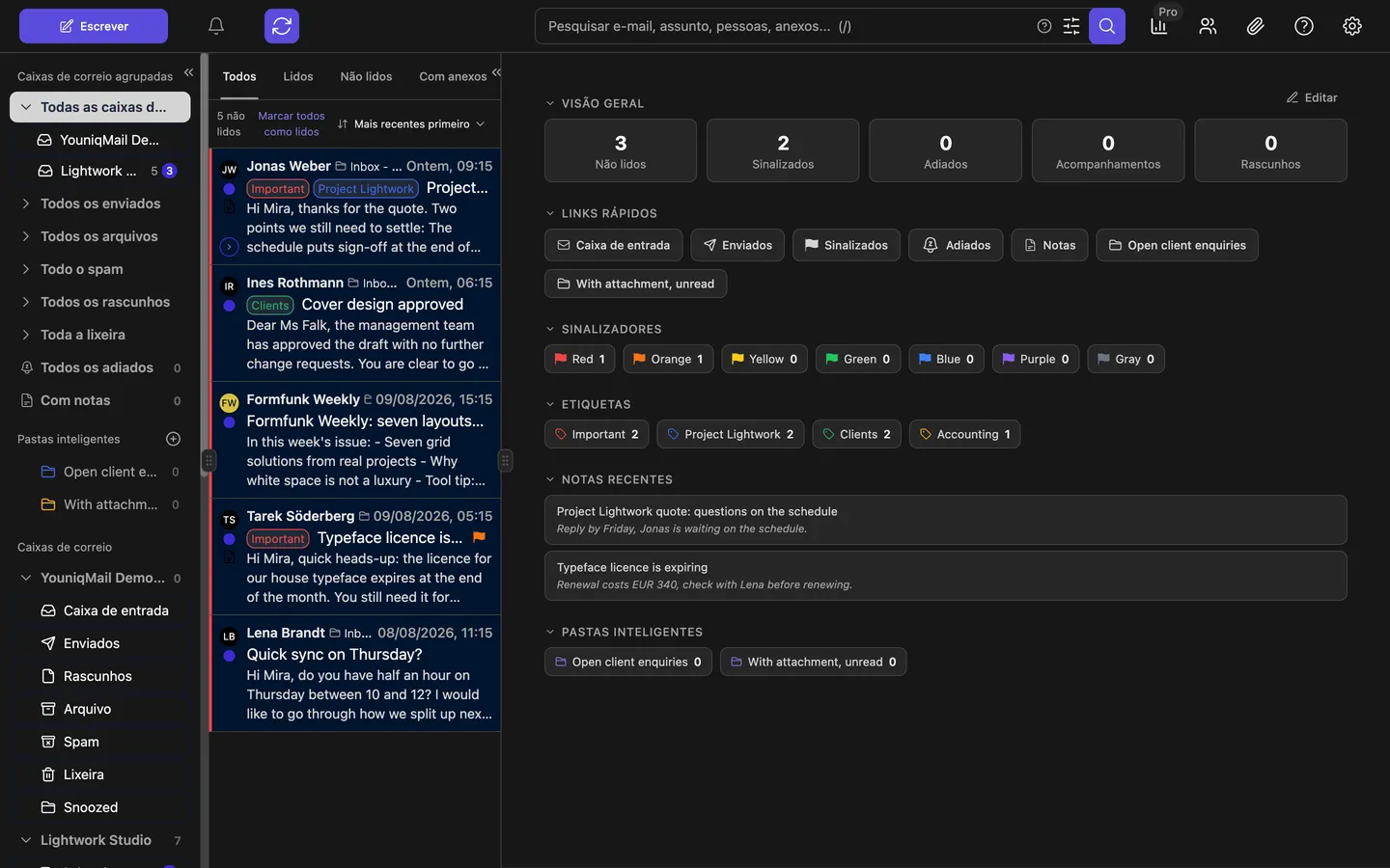 A janela principal do YouniqMail: à esquerda a barra lateral com caixas de correio agrupadas, pastas inteligentes e contas, no centro a lista de mensagens, à direita o painel com visão geral, acesso rápido, sinalizadores e notas