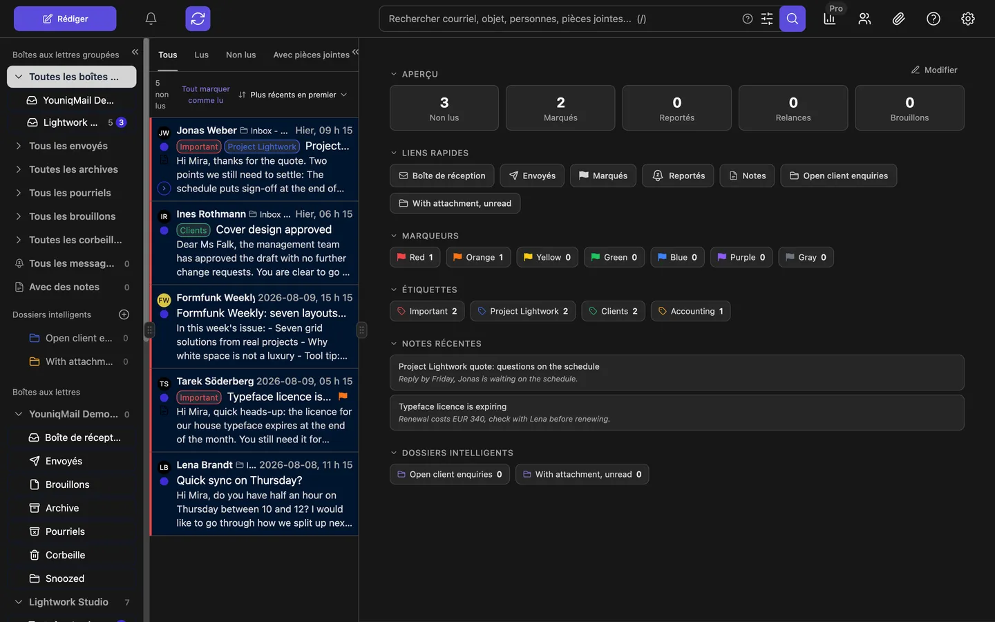 La barre latérale de YouniqMail avec les boîtes de courriel regroupées, les dossiers intelligents et les dossiers de chaque compte, à côté la liste des messages et le tableau de bord avec étiquettes et marqueurs